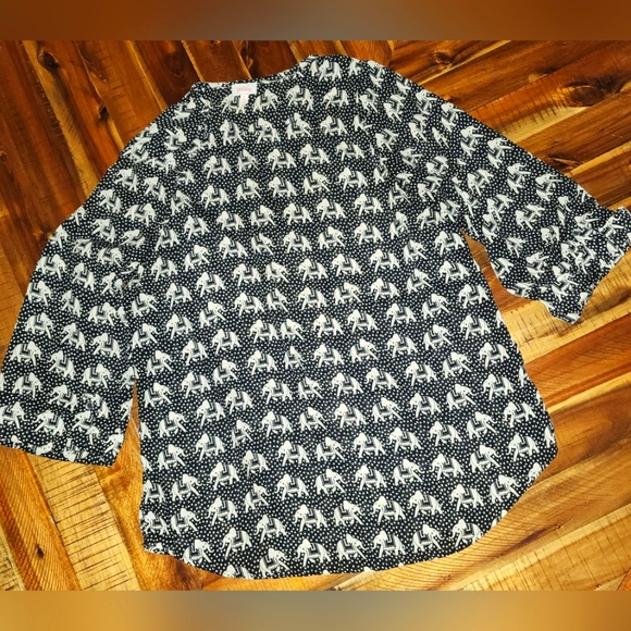 ** 2/$20 ** Pixley Small Tribal 🐘 Black & White Blouse - Picture 1 of 6